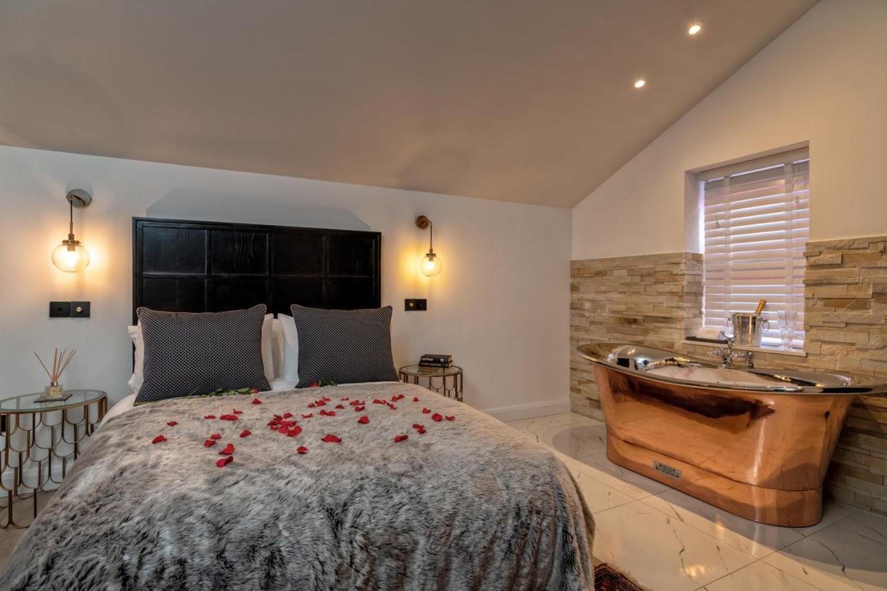 Pamper Yourself In Our Double Sized Copper Tub -2 Bedroom Villa Inverness Exterior photo